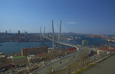 Deniz şehir yüksek köprüden Bay, güneşli havalarda ve güzel Vladivostok