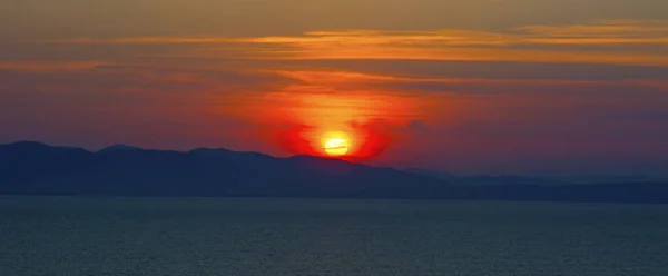 Sol para sentarse en el mar, hermoso tren marino en el agua — Foto de Stock