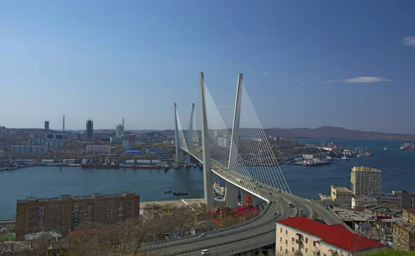 Marine City puente alto sobre la bahía, el clima soleado y hermoso Vladivostok —  Fotos de Stock