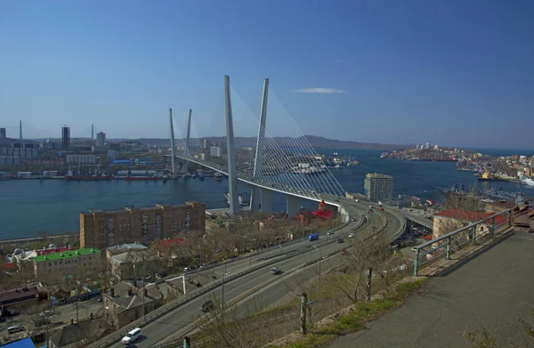 Marine City höga bron över fjärden, soligt väder och vackra Vladivostok — Stockfoto