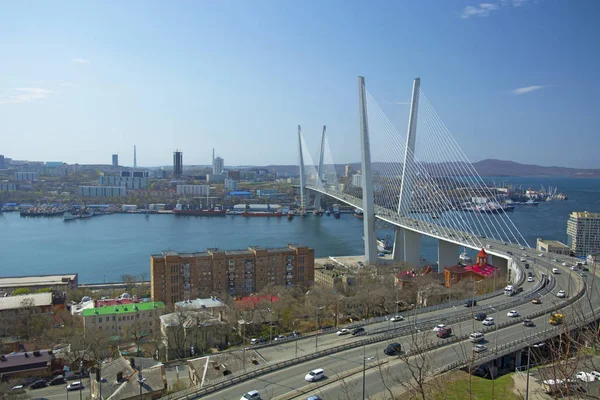 Marine City puente alto sobre la bahía, el clima soleado y hermoso Vladivostok —  Fotos de Stock