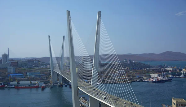 Marine City puente alto sobre la bahía, el clima soleado y hermoso Vladivostok — Foto de Stock