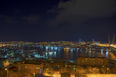 gece görünümü şehrin ışıkları bir sürü gemi ve su üzerinde parlama yansıyan