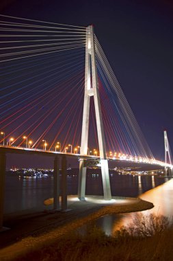 Körfez Köprüsü geceleri. su ışıkları.