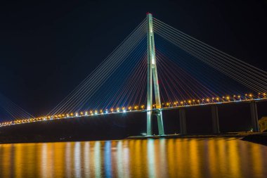 Körfez Köprüsü geceleri. su ışıkları.