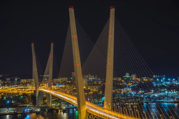 Вид на город ночью, мост через залив ночью, полный ярких огней . — стоковое фото