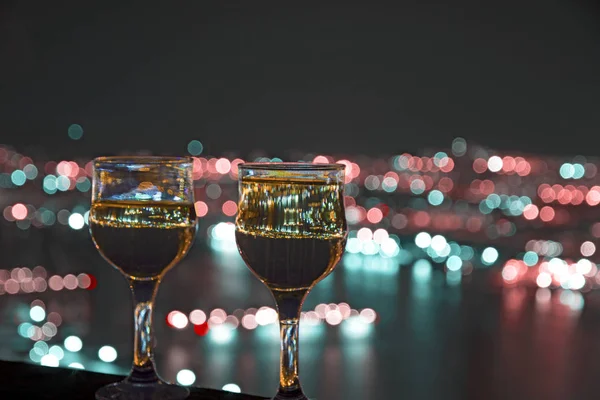 Vista de la ciudad por la noche, el puente sobre la bahía por la noche, gafas a través de las cuales la ciudad reflejada — Foto de Stock