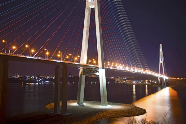 Bay Bridge nocą. światła na wodzie. — Zdjęcie stockowe