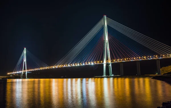 Bay Bridge la nuit. les lumières sur l'eau . — Photo