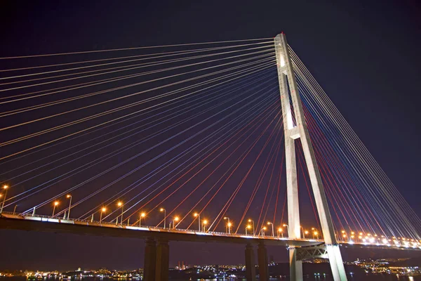 Bay Bridge la nuit. les lumières sur l'eau . — Photo