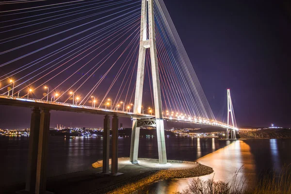 Bay Bridge nocą. światła na wodzie. — Zdjęcie stockowe