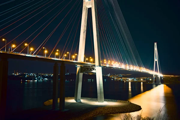 Bay Bridge nocą. światła na wodzie. — Zdjęcie stockowe