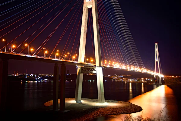 Bay Bridge nocą. światła na wodzie. — Zdjęcie stockowe