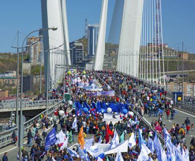 ilk Maya'nın onuruna bir kutlama geçit töreni. insanlar köprü üzerinde yürümek