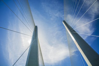 Merhaba çocuklar iskeleleri ile gökyüzü köprü girmek