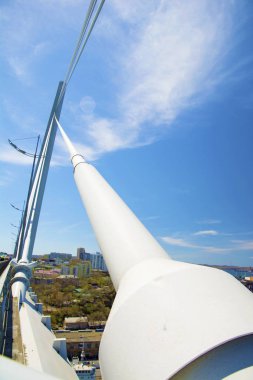 Merhaba çocuklar iskeleleri ile gökyüzü köprü girmek