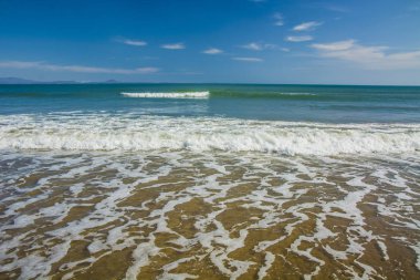 güzel sahilde kum rulo köpüklü dalgalar