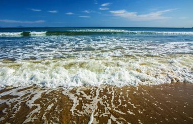 güzel sahilde kum rulo köpüklü dalgalar