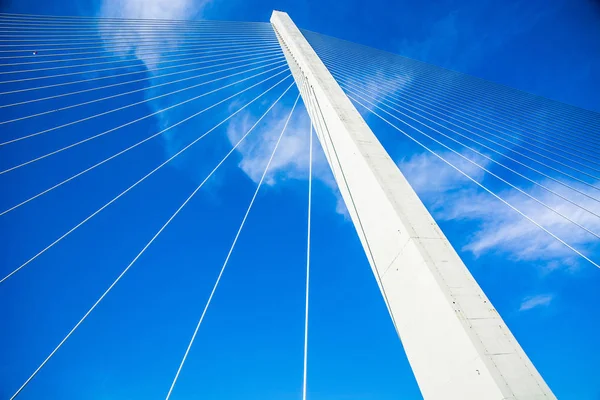 Merhaba çocuklar iskeleleri ile gökyüzü köprü girmek