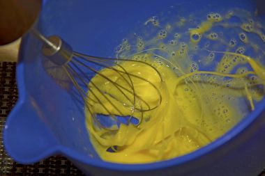 bir kase çırpma teli kırbaç yumurta.