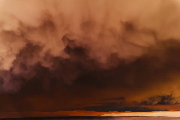 Au-dessus de la mer va prendre d'assaut, épais nuages suspendus sur l'eau — Photo