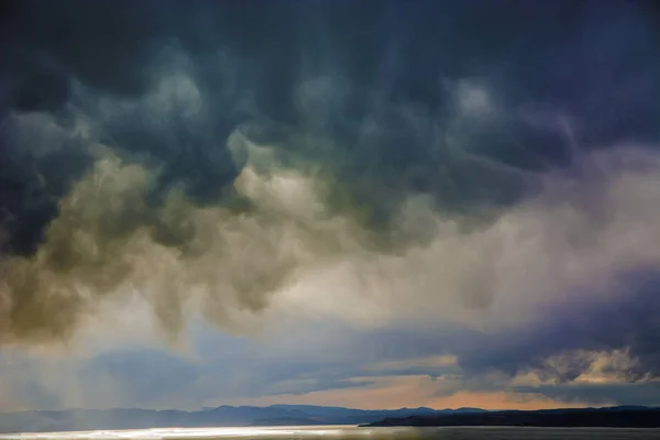 Au-dessus de la mer va prendre d'assaut, épais nuages suspendus sur l'eau — Photo