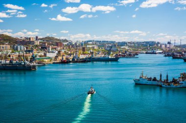 Şehrin ortasında yüzen gemi birçoğu shipl bay