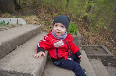 küçük çocuk parkta merdivenlerde oturan, 