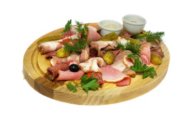 et dilimleri salatalık ile. ahşap yüzey üzerinde. izole arka plan üzerinde