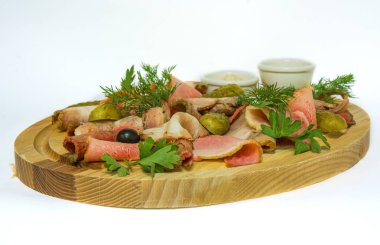 et dilimleri salatalık ile. ahşap yüzey üzerinde. izole arka plan üzerinde