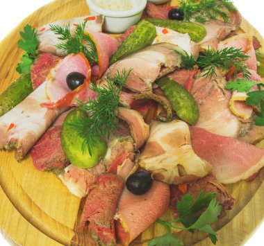 et dilimleri salatalık ile. ahşap yüzey üzerinde. izole arka plan üzerinde