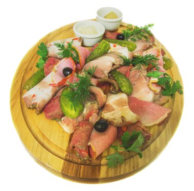 et dilimleri salatalık ile. ahşap yüzey üzerinde. izole arka plan üzerinde