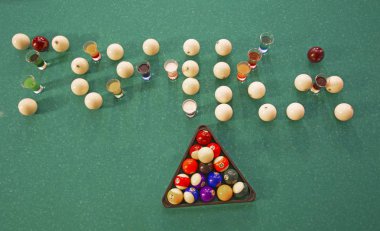 bir Bilardo Masa standı alkol renkli gözlüklü.