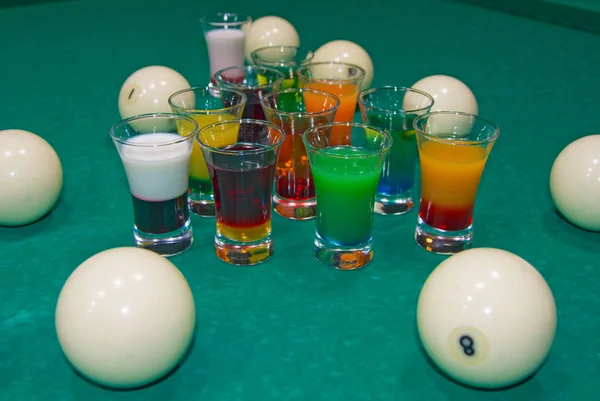Auf Einem Billardtisch Mit Bunten Gläsern Alkohol Billard Bälle Und — Stockfoto