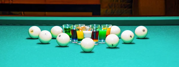 Bir Bilardo Masa standı alkol renkli gözlüklü. — Stok fotoğraf