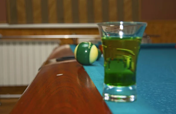 Sobre una mesa de billar con copas de color de alcohol . —  Fotos de Stock