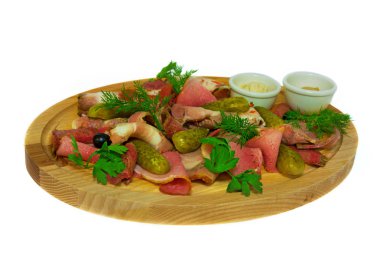 et dilimleri salatalık ile. ahşap yüzey üzerinde. izole arka plan üzerinde