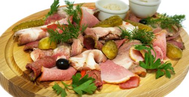 et dilimleri salatalık ile. ahşap yüzey üzerinde. izole arka plan üzerinde