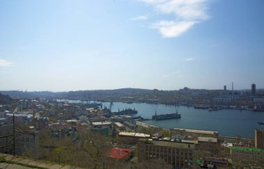 Körfezde liman kenti köprüden. güneşli gün ve yeşilliklerle Bayındır