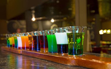 bir Bilardo Masa standı alkol renkli gözlüklü.