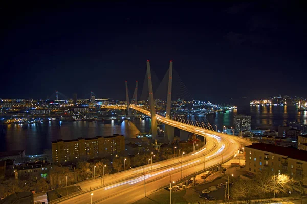 Vue sur la ville la nuit, le pont traversant la baie la nuit, plein de lumières vives . — Photo