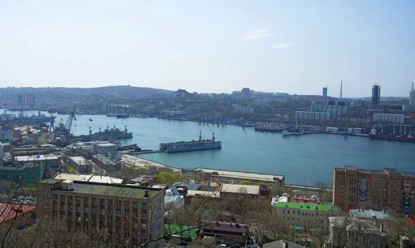 Le pont traversant la baie, dans la ville portuaire. journée ensoleillée et verdure florissante — Photo