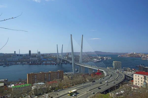 Körfezde liman kenti köprüden. güneşli gün ve yeşilliklerle Bayındır — Stok fotoğraf