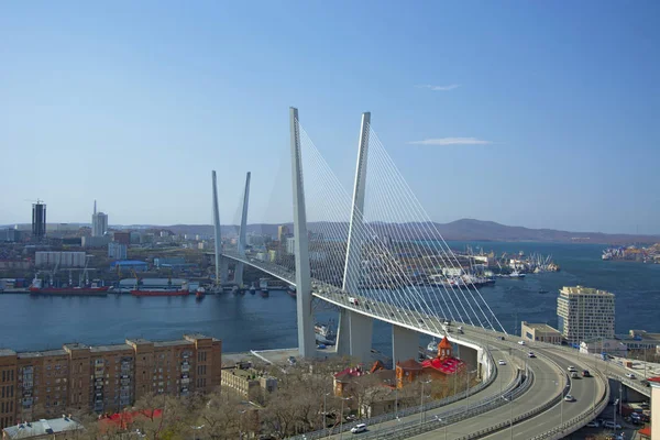Most po drugiej stronie zatoki, w portowym mieście. słoneczny dzień i kwitnące zieleni — Zdjęcie stockowe