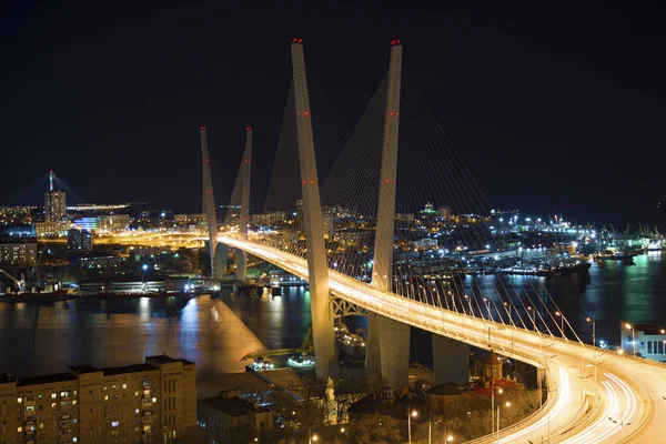 Vue sur la ville la nuit, le pont traversant la baie la nuit, plein de lumières vives . — Photo