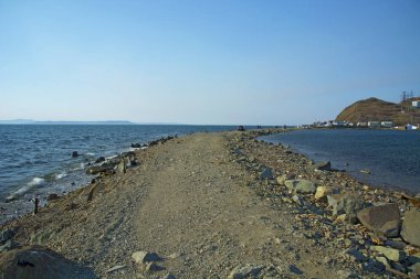 dolu deniz deniz feneri deniz plaj çizgisinin ortasındaki yolu geçer 