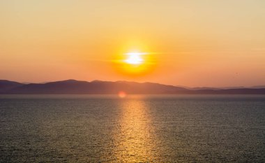 güzel ateşli gün batımı denize