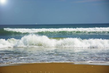 güzel sahilde kum rulo köpüklü dalgalar