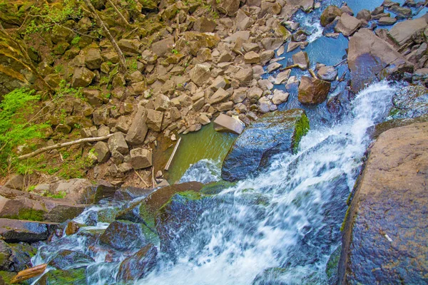 Vista do topo da cachoeira caindo, paisagem florestal com uma cachoeira, onde começa a descida à água . — Fotografia de Stock