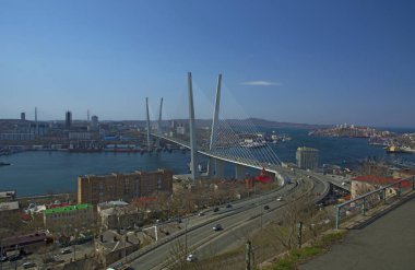 Körfezde liman kenti köprüden. güneşli gün ve yeşilliklerle Bayındır